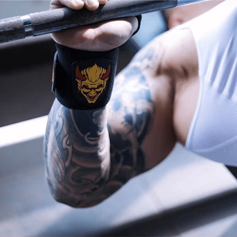 Utilisation de la Bande Poignet Demon Jaune - Homme musclé utilisant la bande poignet jaune lors de ses exercices de musculation.