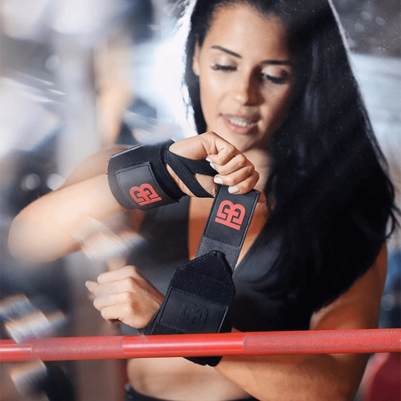 Alt Text 2: Bande de poignet noire et dorée pour un entraînement de musculation luxueux et confortable.