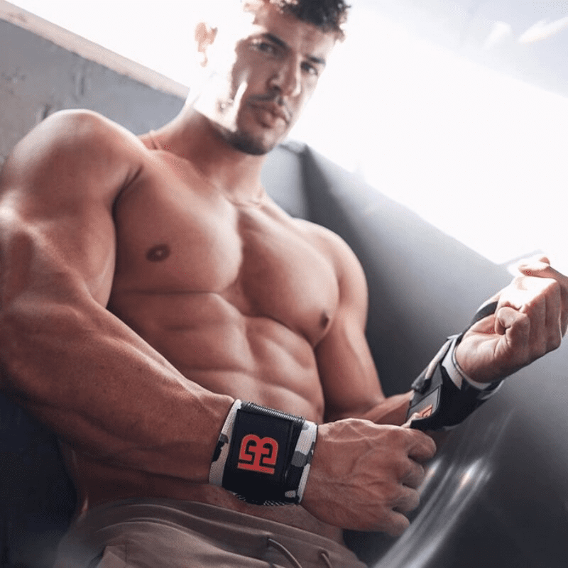 Alt Text 2: Bande de poignet au motif camouflage pour un entraînement de musculation stylé et performant.