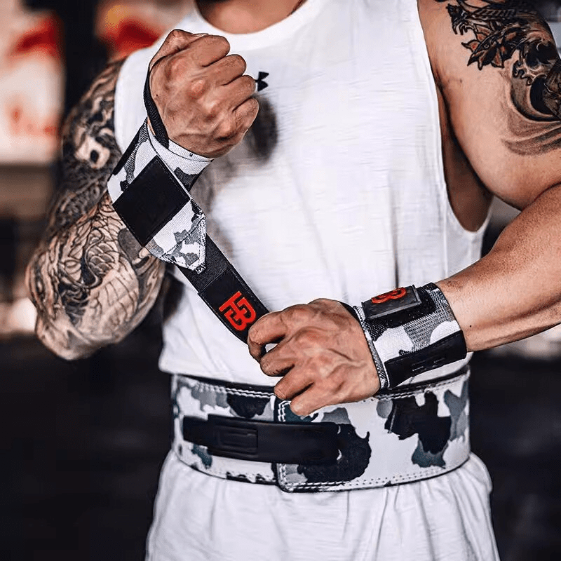 Alt Text 4: Bande Poignet Musculation au motif camouflage, pour une protection et un soutien accrus lors de votre entraînement.
