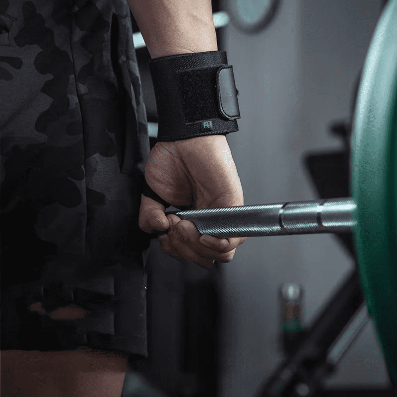 "Équipement de musculation orné d'un soleil pour une force rayonnante."