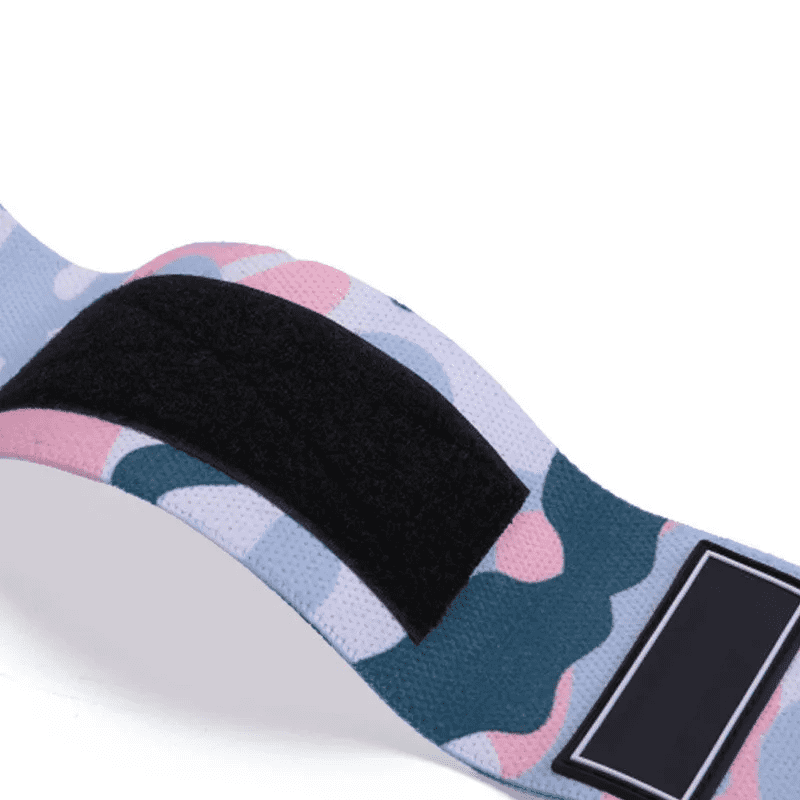 "Bande de poignet camouflage rose, alliant mode et fonctionnalité."