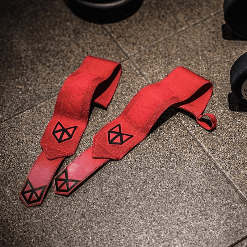 Sportif portant nos Bandes de Poignet Musculation Rouges pendant un entraînement de musculation.