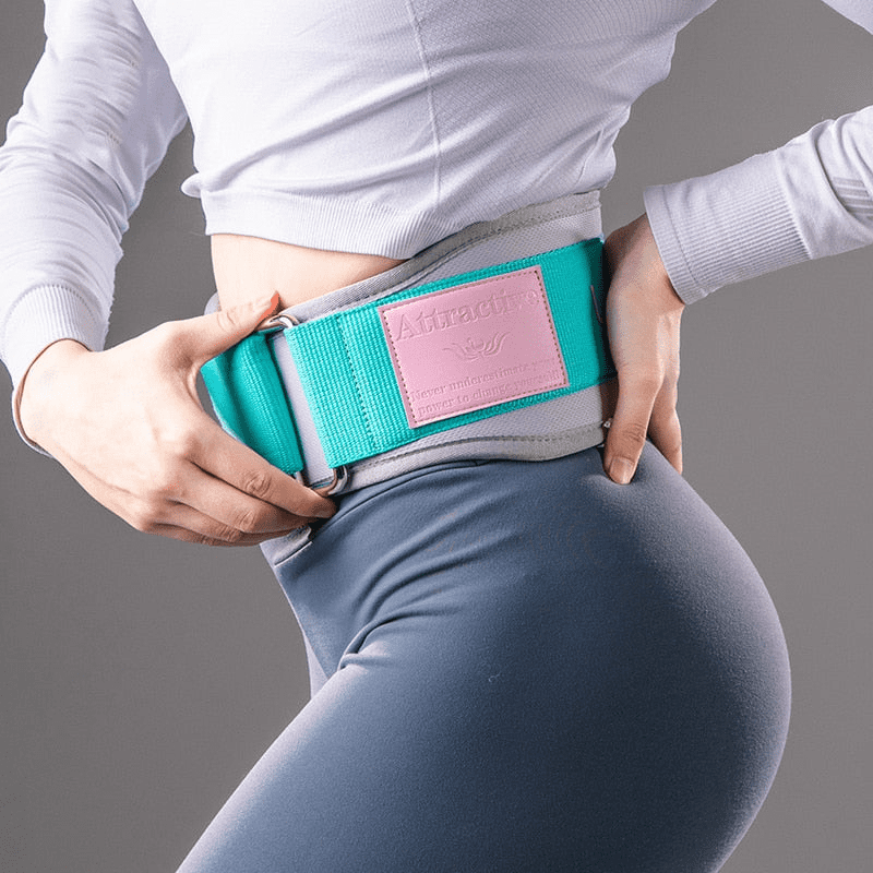 "Homme portant la Ceinture Lombaire MaxMuscle pendant l'entraînement"