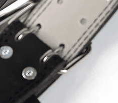 "Ceinture Musculation Expert portée autour de la taille, prête pour l'entraînement."