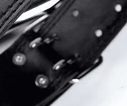 Image d'une personne utilisant la Ceinture Musculation Luxe lors d'un entraînement intense, montrant le confort et le soutien qu'elle procure.