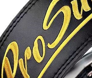 "La Ceinture Musculation Max-Comfort présentée sur un fond neutre, prête à être utilisée pour un entraînement intensif."