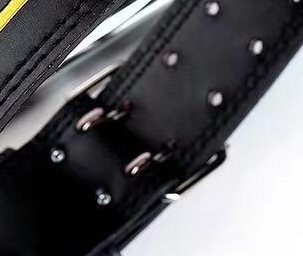 "La Ceinture Musculation Max-Comfort noire, résistante et ajustable pour des entraînements optimisés."