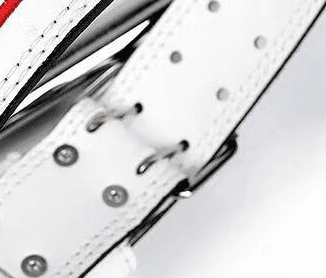 Ceinture de Musculation Pro-Choice posée à côté d'une paire d'haltères, prête pour l'entraînement