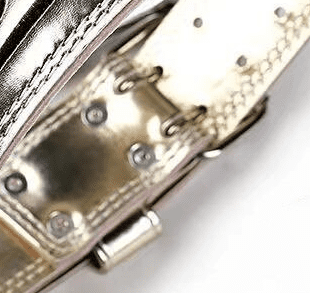 "Ceinture Musculation Robust portée, offrant soutien lombaire lors d'un entraînement"