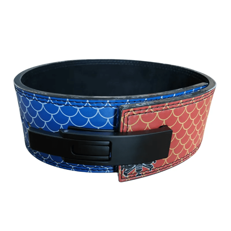 "Zoom sur les écailles bleues évoquant le Uo Uo no Mi sur la ceinture Kaido"