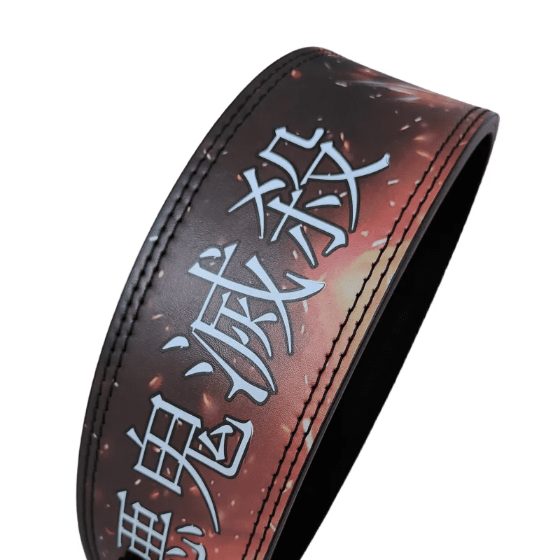 "Sportif en action avec la Ceinture Powerlifting Rengoku vs Akaza pour soutien."