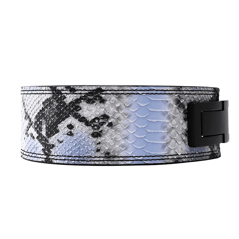 "Gros plan sur la texture peau de serpent de la Ceinture Powerlifting Bleu Clair"