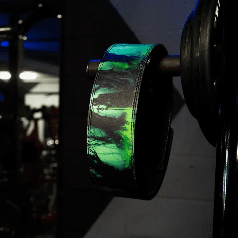 "Ceinture Powerlifting Faucheuse, mélangeant force et style sombre."