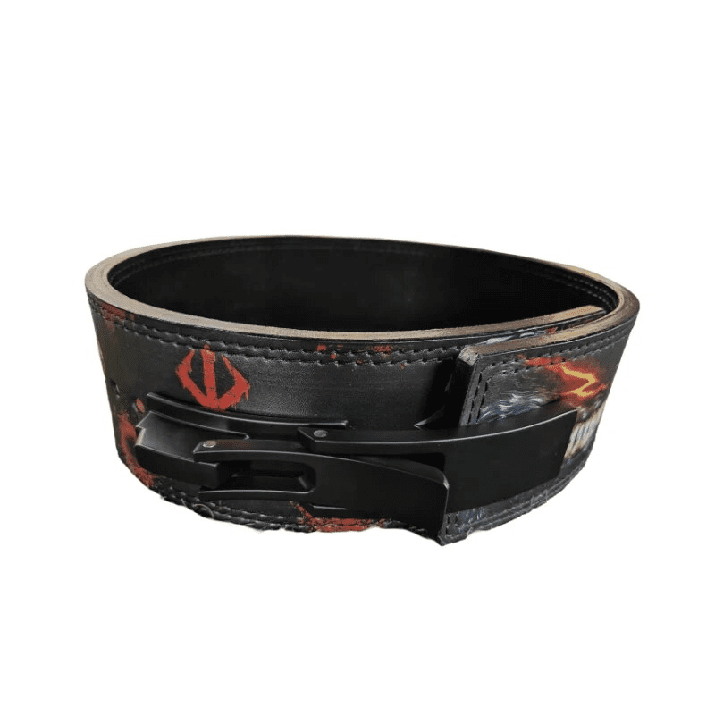 Close-up du signe Berserk gravé sur la ceinture