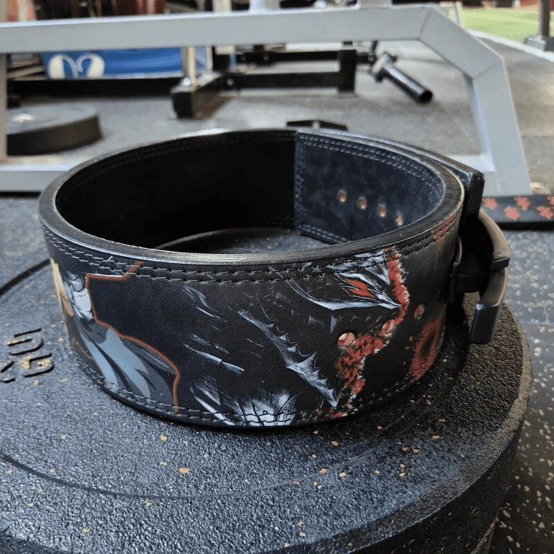 Guts, symbole de force et de courage, sur ceinture de powerlifting