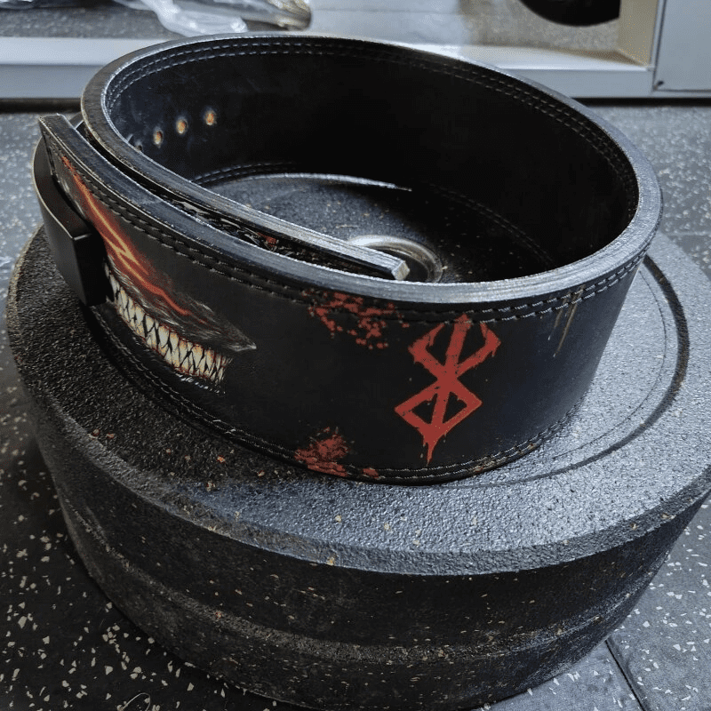 Ceinture noire pour musculation intense avec représentation de Guts