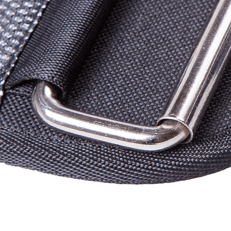 "Homme ajustant la Ceinture de Musculation Metallic Titan pour un soutien lombaire supérieur."