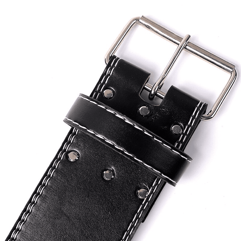 "Vue en gros plan de la ceinture de musculation Night Prowler montrant la qualité de la construction."