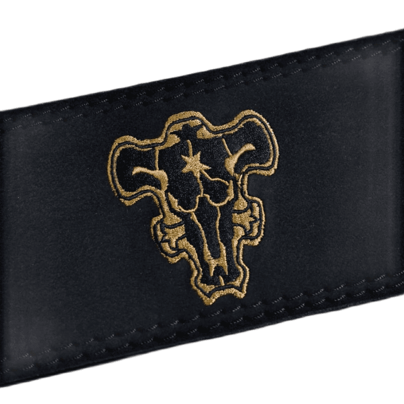 Homme effectuant un soulevé de terre en utilisant la Ceinture de Force Black Bull en cuir véritable, démontrant sa durabilité et son soutien pour le powerlifting.