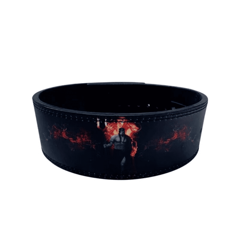 Vue en gros plan de la Ceinture de Force Hades montrant le motif inspiré du dieu grec.