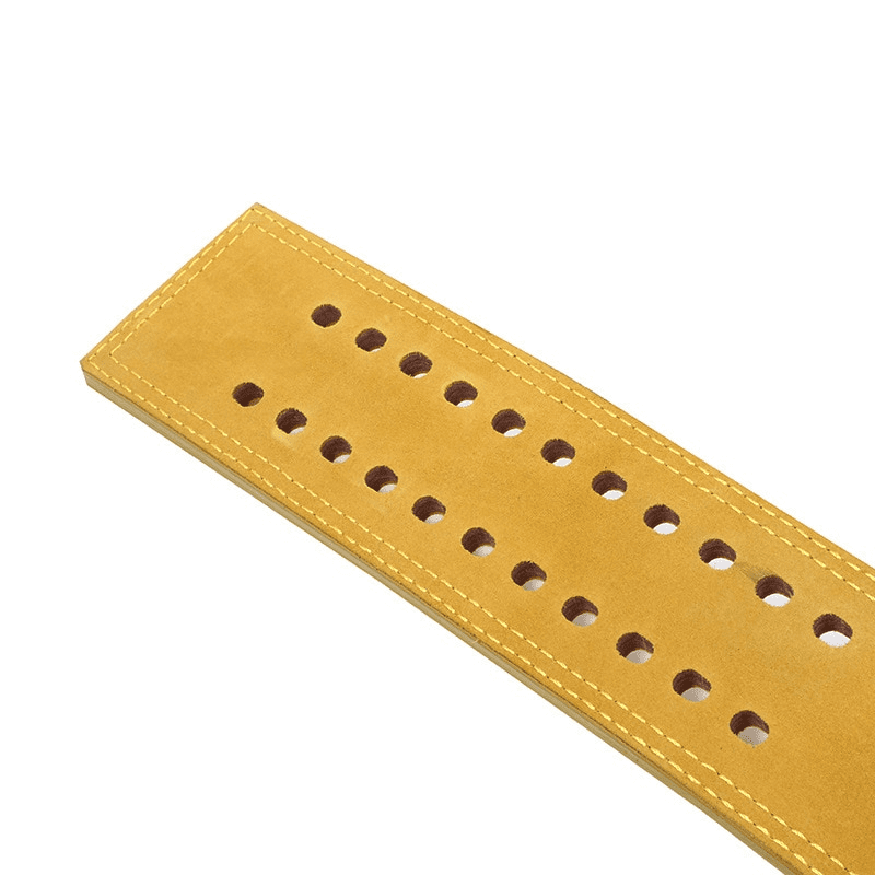 Une Ceinture de Force Jaune Or posée sur un banc de gym, prête pour l'entraînement.