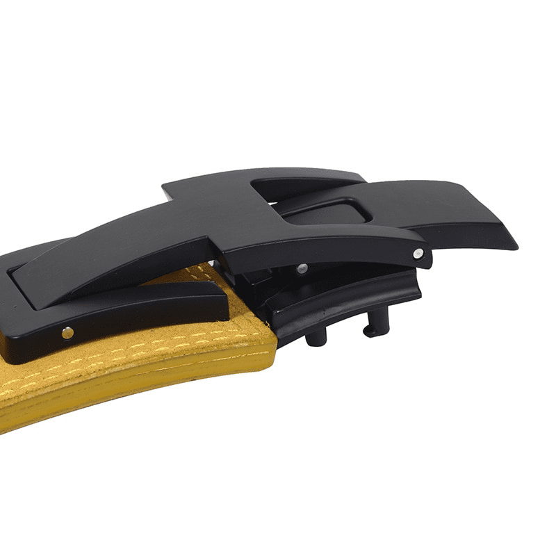Zoom sur la boucle de la Ceinture de Force Jaune Or, illustrant sa construction solide et durable.