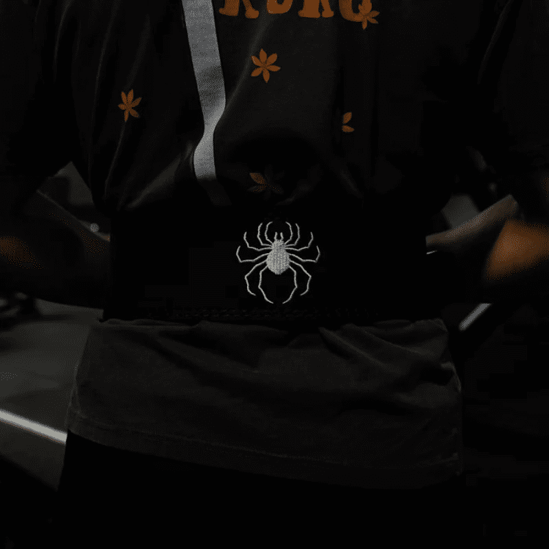 "Un powerlifter en train de s'entraîner avec la Ceinture de Force Spider, offrant un soutien exceptionnel pour le bas du dos."