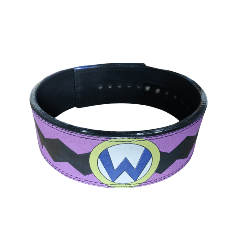 Logo emblématique de Wario sur la ceinture.