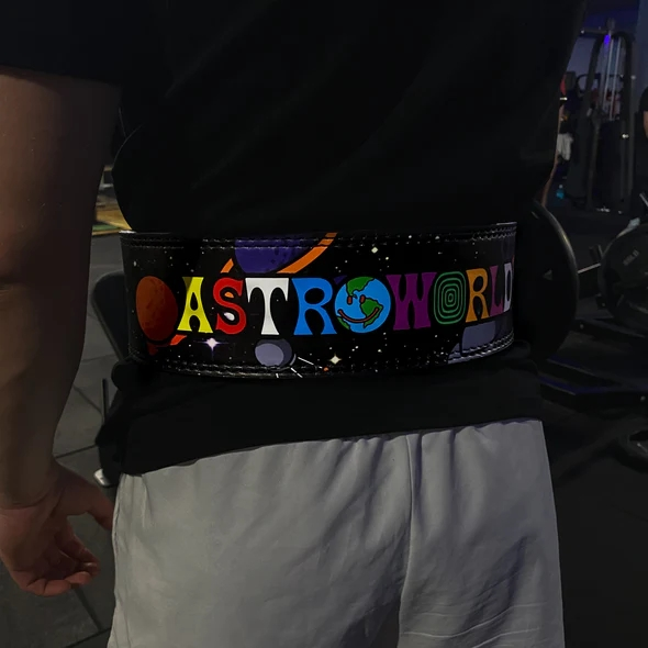 "Ceinture de levage "Astroworld" : exprimez votre style et votre admiration pour Travis Scott lors de vos séances de musculation"
