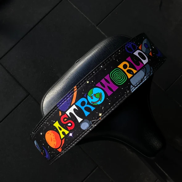 "Ceinture de force "Astroworld" : fusionnez votre passion pour la musique et le fitness avec cette ceinture de qualité"