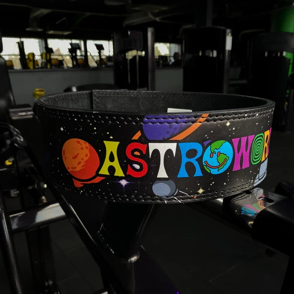 "Ceinture de musculation "Astroworld" : un must-have pour les fans de Travis Scott souhaitant ajouter une touche musicale à leurs séances d'entraînement"
