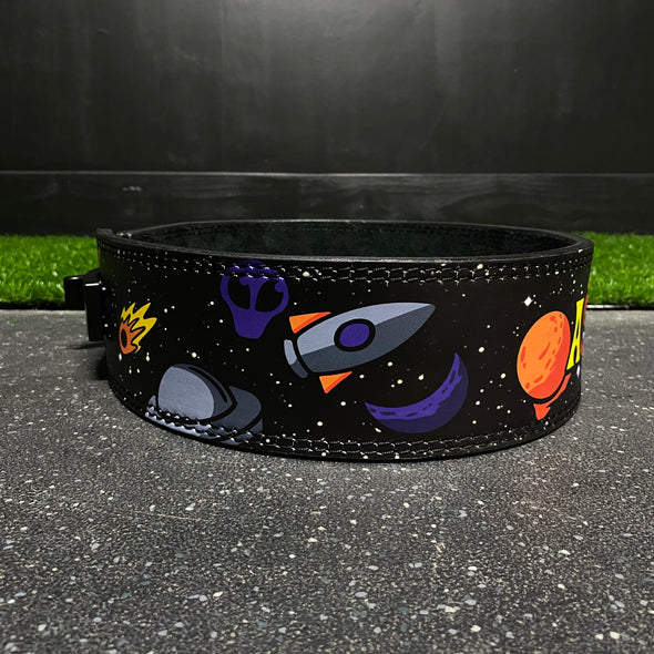 "Ceinture de fitness "Astroworld" : un accessoire de musculation tendance pour des entraînements inspirés par l'énergie de l'album de Travis Scott"