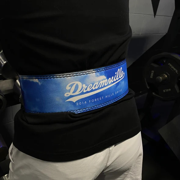 "Ceinture de levage "Dreamville" : une protection inspirée par le mouvement hip-hop pour vos séances d'entraînement"