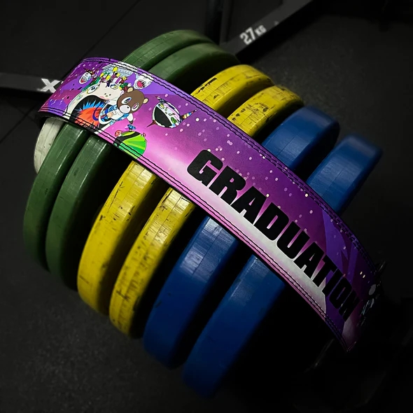 "Ceinture de fitness "Graduation" : un accessoire de musculation unique pour des entraînements inspirés par l'énergie de l'album de Kanye West"