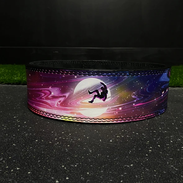 "Ceinture de fitness "Man on the Moon" : un accessoire de musculation tendance pour des entraînements inspirés par l'énergie de l'album de Kid Cudi"
