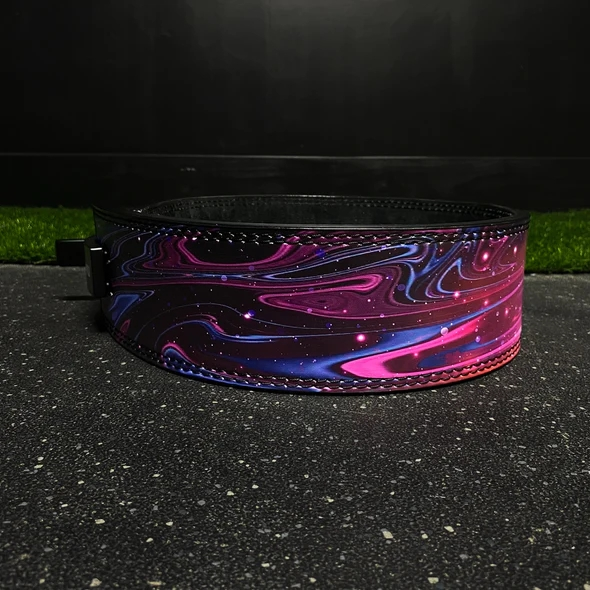 "Ceinture de musculation "Man on the Moon" : affichez votre passion pour la musique avec cette ceinture inspirée de l'album de Kid Cudi"