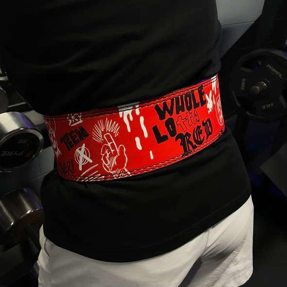 "Ceinture de musculation "Whole Lotta Red" : un must-have pour les fans de Playboi Carti souhaitant ajouter une touche musicale à leurs séances d'entraînement"