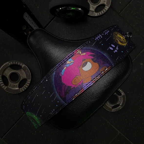"Ceinture de musculation "World Album" : affichez votre passion pour la musique avec cette ceinture inspirée de l'album de Lil Uzi Vert"