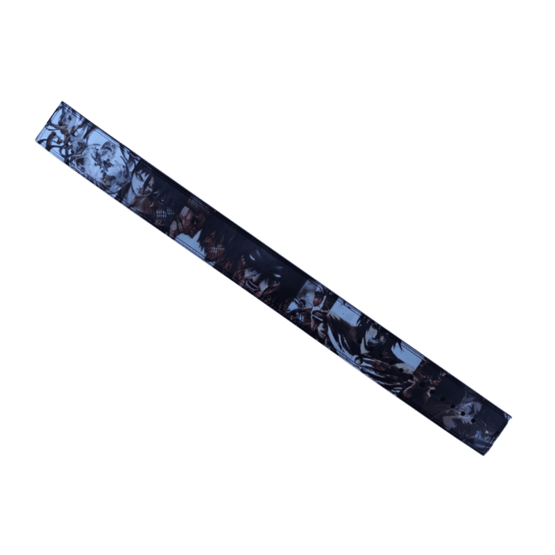 "Design exclusif inspiré d'Eren Jeager sur la ceinture."