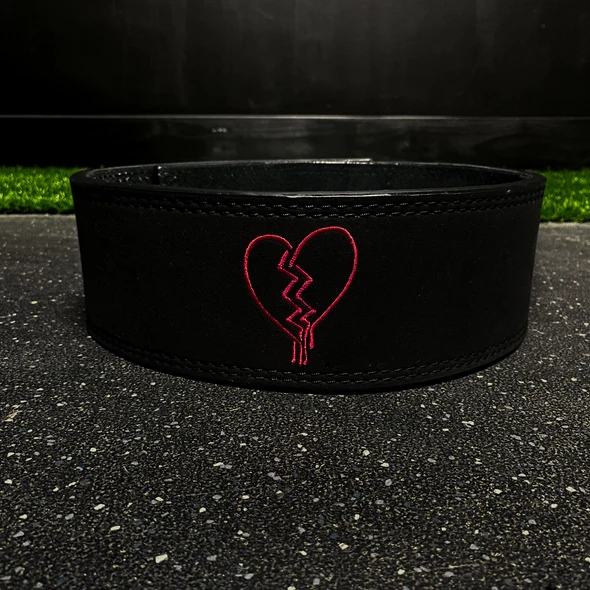 "Ceinture de musculation "Cœur" : un accessoire qui rappelle l'importance de l'engagement et de la persévérance"