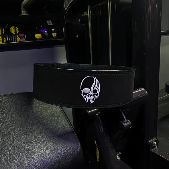 "Ceinture de levage "Crâne" : une protection impitoyable pour votre dos lors des exercices de force"