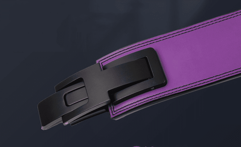 "Ceinture de levage mauve : maintenez votre dos en sécurité lors de vos exercices de musculation avec cette ceinture robuste"