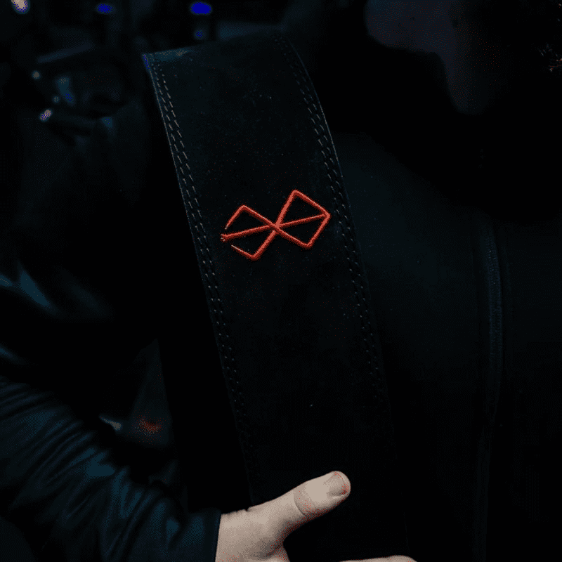 Ceinture de force Berserk, idéale pour soutenir l'effort pendant le powerlifting et le bodybuilding, avec un design emblématique.