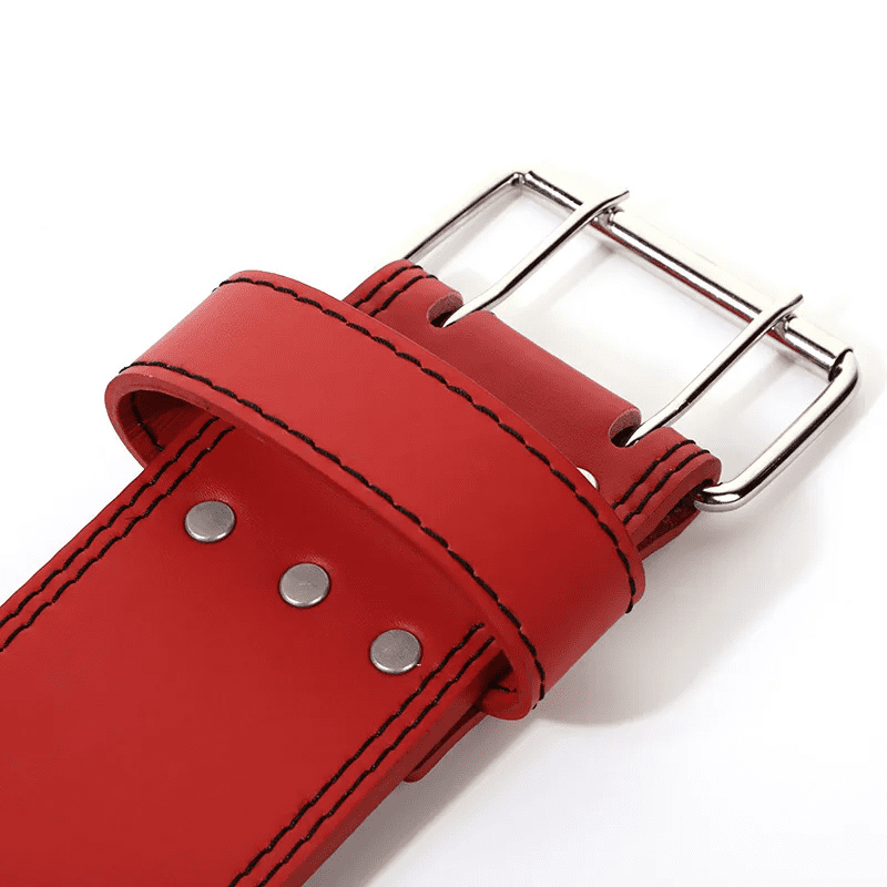 "Ceinture de levage en rouge, alliant robustesse et style pour les haltérophiles."