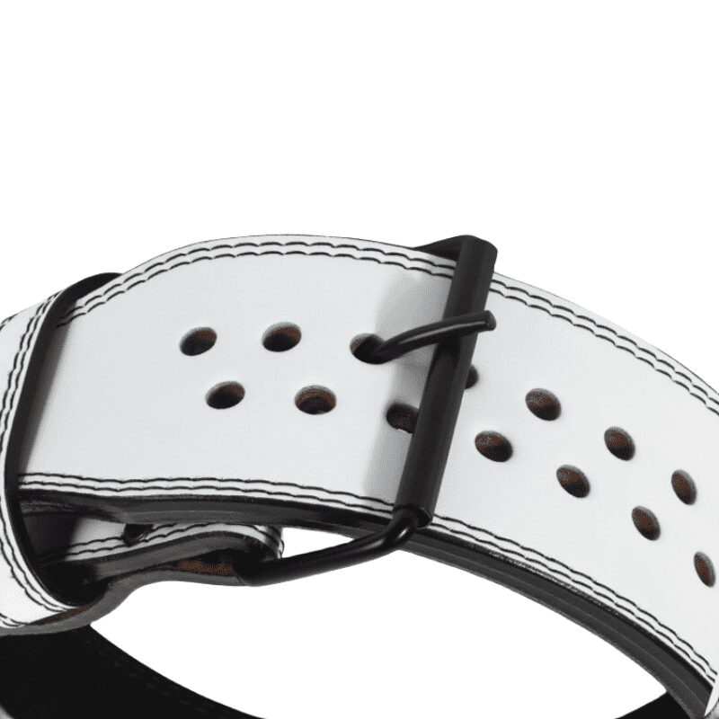 Athlète ajustant la ceinture avant l'entraînement.