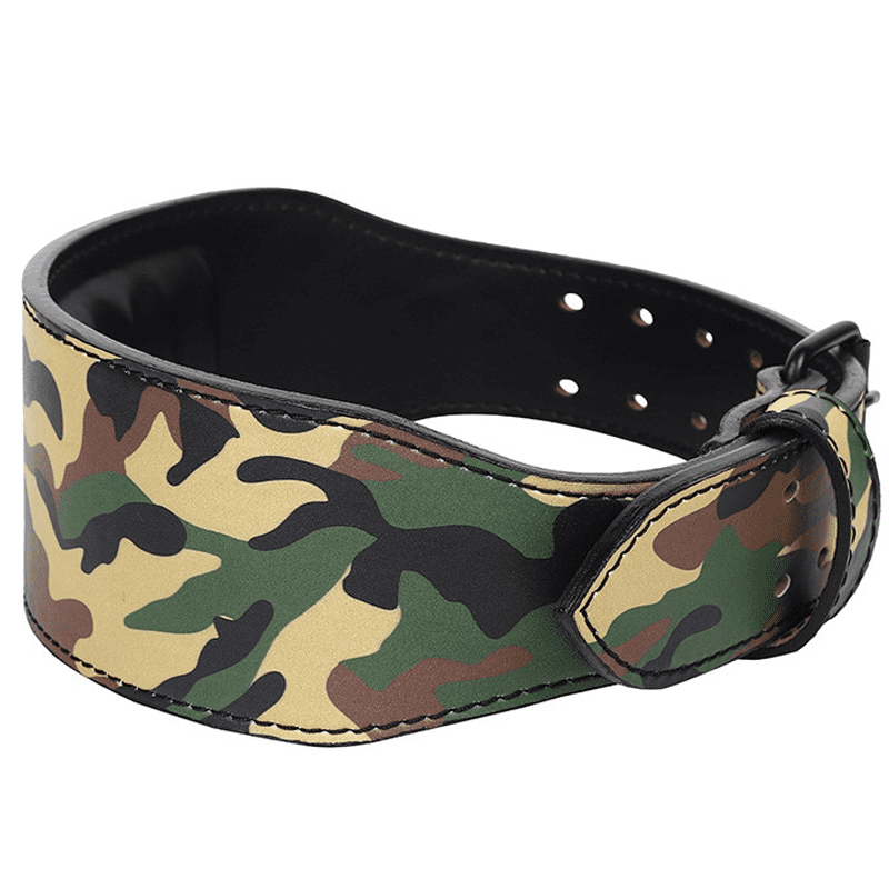 "Détail de la boucle ajustable de la ceinture militaire."