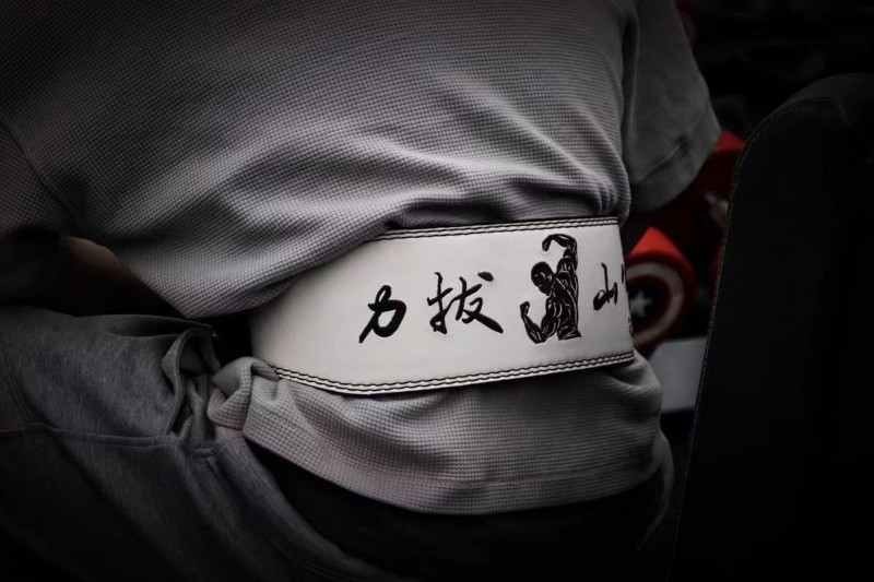 "Ceinture de force Olympia : un soutien essentiel pour prévenir les blessures et améliorer la stabilité"
