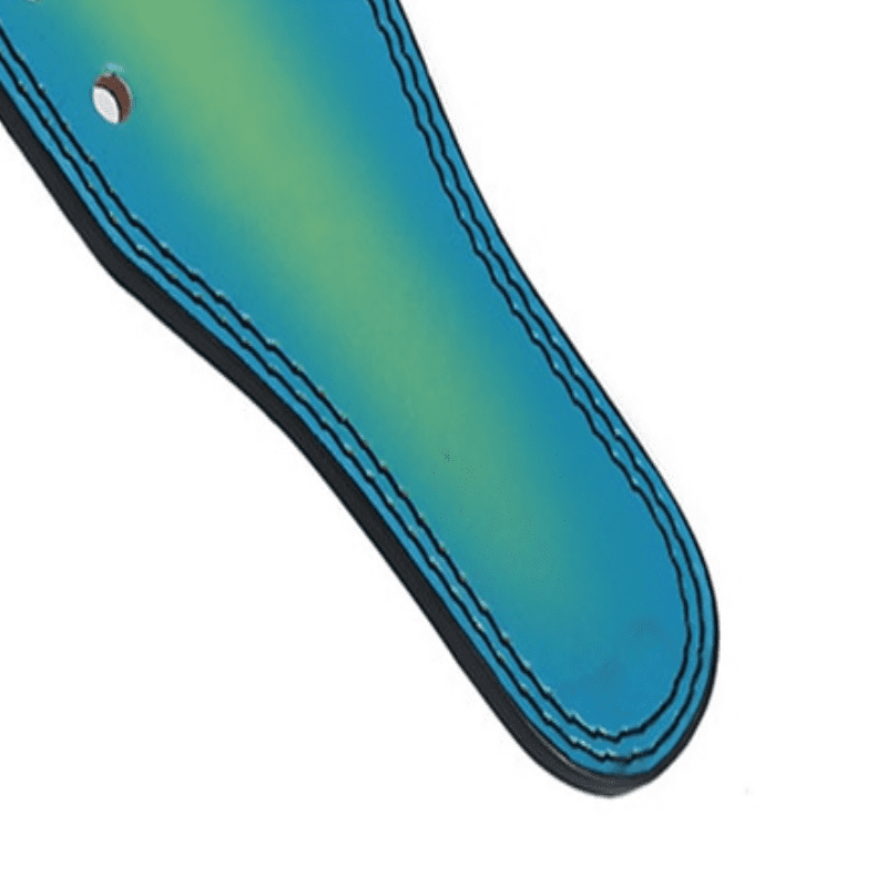 "Zoom sur la texture et le matériau de la ceinture haltérophilie bleue."