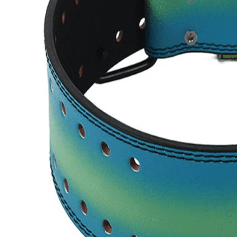 "Athlète en plein effort utilisant la ceinture d'haltérophilie couleur bleu."
